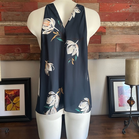 Amanda Uprichard top with keyhole detail in front. - Picture 4 of 9